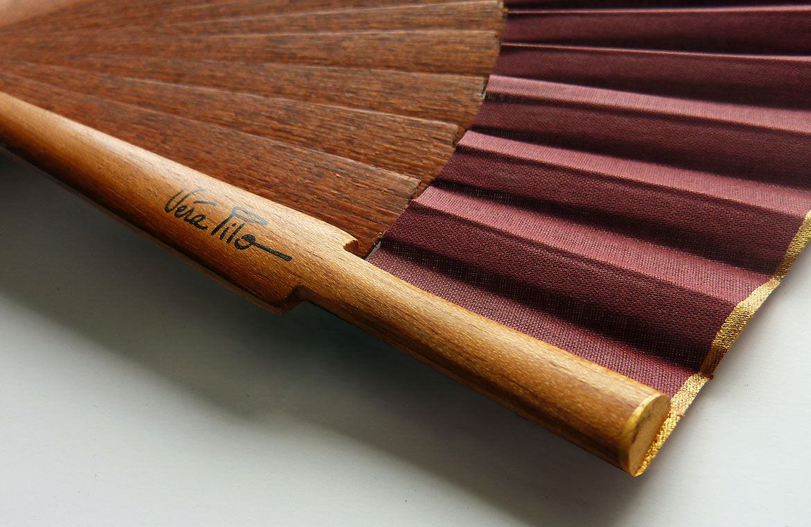 Eventail-Carrero-Carmin-Zoom