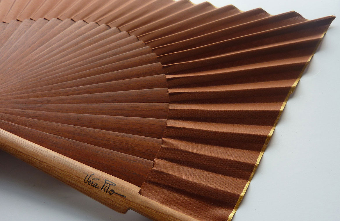 Eventail-Carrero-Chocolat-Zoom