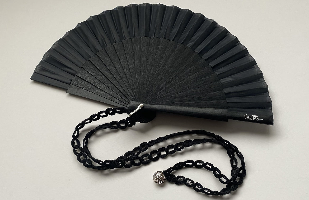 Eventail-Cordela-Noir-Ambiance