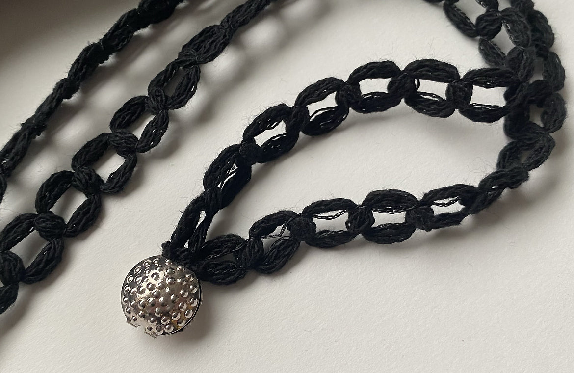 Eventail-Cordella-Noir-Zoom